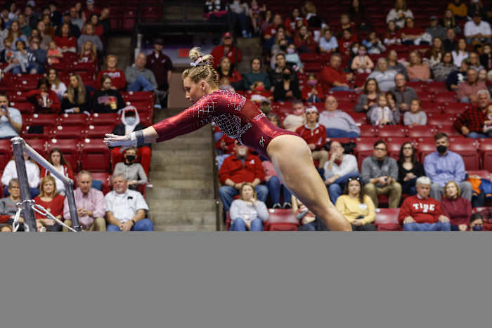 Jordyn Paradise on the uneven bars in 2022